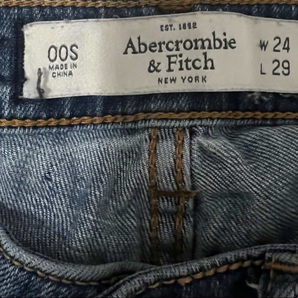 Abercrombie and Fitch low rise distressed Jean - Picture 9 of 9